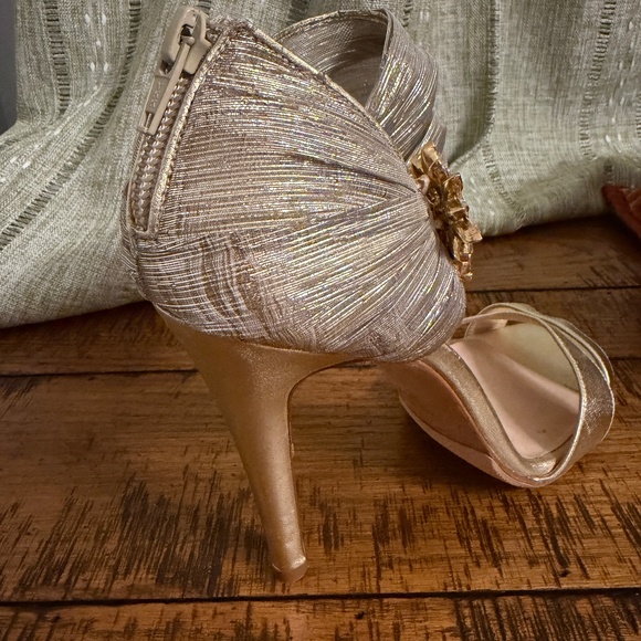 Designer gold heels - Picture 2 of 5